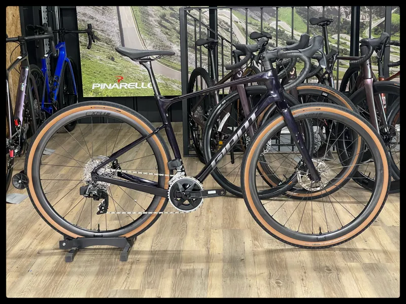 Giant Revolt Advanced Pro 1Gloss Black Currant Medium 2023